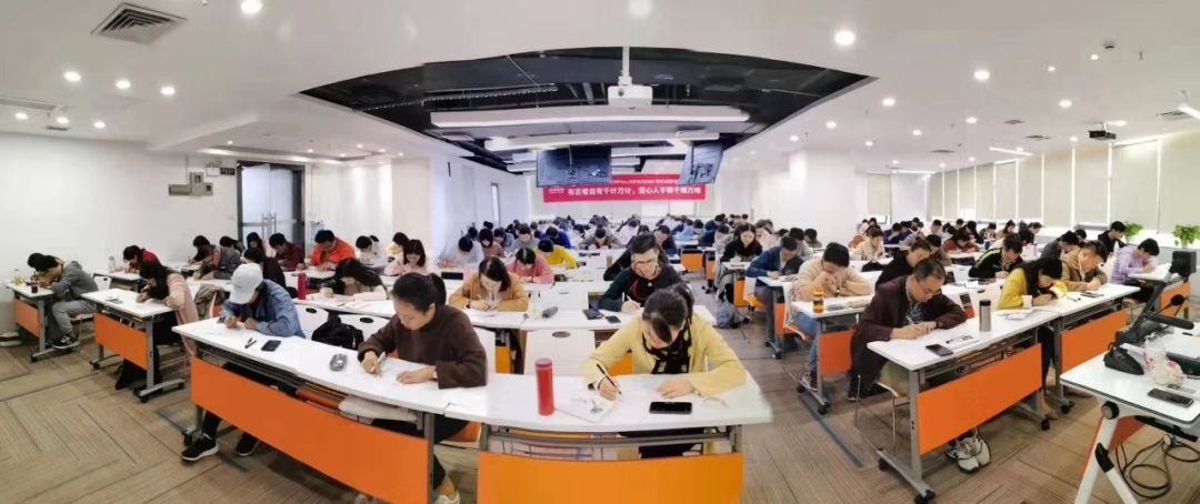 文 / 李志伟  洪桥20届学员 初试229分 武汉大学经济与管理MBA预录取   大家好，我是从事第三方支付的李志伟，得益于洪桥的帮助，在提面不理想的情况取得了229的笔试成绩，也算对得起这么久的努力。    回顾我的考研历程，可以用“信 悟 练 舍 术”几个字概括。    图片 信 始终相信下一次会更好！   首先来说说“信”。    第一，要相信洪桥的学习计划，也许我们都有自己的学习节奏，但既然报名学习，就可以按照洪桥的节奏安排自己的内容，这样不至于慌乱。    第二，要信任自己的伙伴，洪桥最具特色、也最吸引我的就是会有一个学习小组，有这些亦师亦友的伙伴会使得整个过程不再孤单，相互支撑！    第三，相信自己的潜力，不管模考怎么样，始终相信下一次会更好！    图片    图片 悟 不过度依赖书本，找到自己的应对技巧   其次，是“悟”的问题。    尤其是逻辑，可能听课的前期觉得没啥章法，听懂了但做起题目还是一样，这时候可以多听不同老师的讲解，单独琢磨做错题目的考察点，不过度依赖书本的答案解析，慢慢找到属于自己的应对技巧。    数学也是一样，周校的数学课讲解很多举一反三的实例，量不在多，会一种，拿一类题目分。    （洪桥君悄悄告诉你，关注【周洪桥考研】，周校给你分享真题一题多解的技巧，每日一练，让你联考高分无忧~ 图片）    图片    图片 练 题海战术可能效率不高，但绝对有用   再次，就是“练”的问题。    数学题目就不用说了，题海战术可能效率不高但绝对有用，时间不够就只做真题，不会的题型要反复练习。    更重要的是，准备后期要定期练习写综合作文，不仅练反应，还练手速和笔迹。英语大小作文同样，需要模板也需要练习。    图片   图片 舍 保大放小，有舍有得！   此外，到了最后一个月左右的时间，估计都会感觉到时间不够用，需要提升的东西太多来不及，此时就需要学会“舍”。    就个人而言，我的英语属于努力点应该就50-60分区间，再多花一倍的时间也没有太多提升，就舍弃了，最后一周时间，只保证大小作文有应对的模板能力就行。    其他时间，就花在可以再补一下知识题型的数学以及再提升的综合作文素材上，需要针对复习的进度和个人特点有舍有得。    图片  图片 术 怎么合理安排这3个小时？   最后，就是应对终极考试的“术”，也就是怎么合理安排这3个小时。    老实说，前面3次模考我综合都没做完题目，后面针对自己的特点就调整了下做题顺序，小作文—逻辑—大作文—数学，通过验证，还比较适合自己。    大作文小作文要求50分钟以内，这样逻辑和数学就比较好分配，逻辑对我是得分项，所以放在前面，数学最后的条件判断正确率不高有时间好好做，没时间用上周校的蒙猜大法效果也还行。    整体而言，在十月份才开始准备笔试，时间不够的情况下，结合自身的特点制定相应的策略，跟着洪桥的计划前进，终归是条正确的道路！